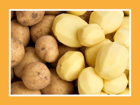 This Mind-Blowing Potato-Peeling Hack Doesn’t Even Use a Vegetable Peeler Baked Potato Casserole, Yellow Potatoes, Potato Vegetable, White Potatoes, Twice Baked Potatoes, Peeling Potatoes, Vegetable Peeler, Salad Side Dishes, Food Help