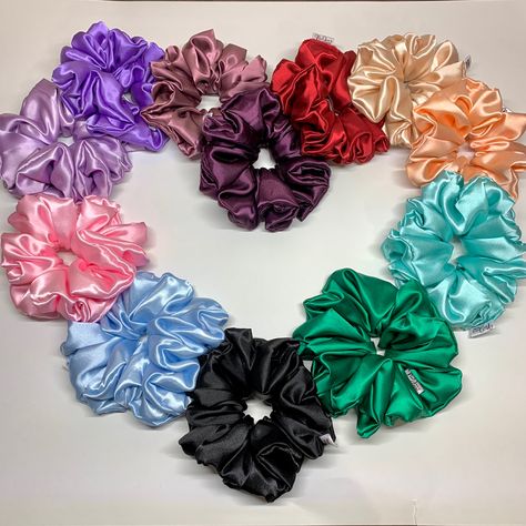 Accessories Photoshoot, Diy Hair Scrunchies, Hair Acessories, Accessories Pearl, Scrunchie Styles, Accessories Business, Pony Tails, Satin Scrunchies, Silk Scrunchies