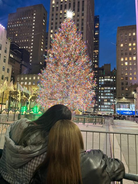 New York Christmas Best Friends, New York During Christmas Outfits, Nyc Christmas Poses, Nyc Christmas Pictures, Nyc Christmas Picture Ideas, Nyc Christmas Instagram, Christmas With Bestie, Nyc Christmas Aesthetic, Cute Winter Outfits Baddie