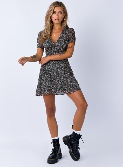 Gno Outfit, Outfit Botas, Dr Martens Outfit, Clothes Board, Cute Summer Dresses, Alternative Outfits, 인물 사진, Dresses For Teens