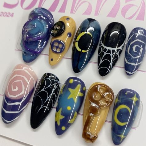 Creative Fall Nails, Halloween Nails Coraline, Halloween Gel X Nails, Weird Nails Design, Coraline Themed Nails, Snoopy Halloween Nails, Goosebumps Nails, Labyrinth Nails, Avant Garde Nails