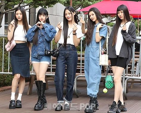 Newjeans Style Outfit, New Jeans Fashion, Airport Fashion Kpop, Summer Outfits Y2k, Outfits Y2k, New Jeans Style, Jeans Outfit Casual, Stylish Celebrities, Pretty Style