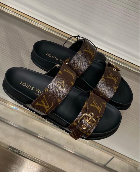 Lv Slides, Trendy Purses, Fashion Shoes Heels, Cute Shoes Heels, Cute Couple Outfits, Shoes Outfit Fashion, Lv Shoes, Beautiful Sandals, Cute Nike Shoes