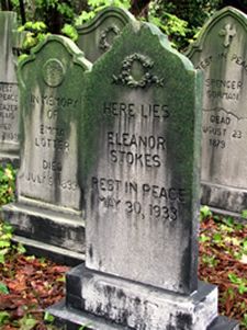 Halloween Tombstones Diy, Halloween Headstone, Grave Halloween, Halloween Gravestones, Terrifying Halloween, Halloween Cemetery, Halloween Animatronics, Tombstone Designs, Halloween Outside