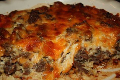 Paradise Pie, Impossibly Easy Cheeseburger Pie, Cheeseburger In Paradise, Cheeseburger Pie, Queso Cheddar, Bisquick Recipes, Beef Dishes, Yellow Onion, Meat Dishes