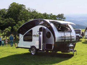 Eco-Friendly Safari Condo Alto R-Series | Roaming Times Light Travel Trailers, Best Travel Trailers, Lightweight Trailers, Small Camping Trailer, Rv Gear, Small Travel Trailers, Tiny Trailers, Small Rv, Trailer Life