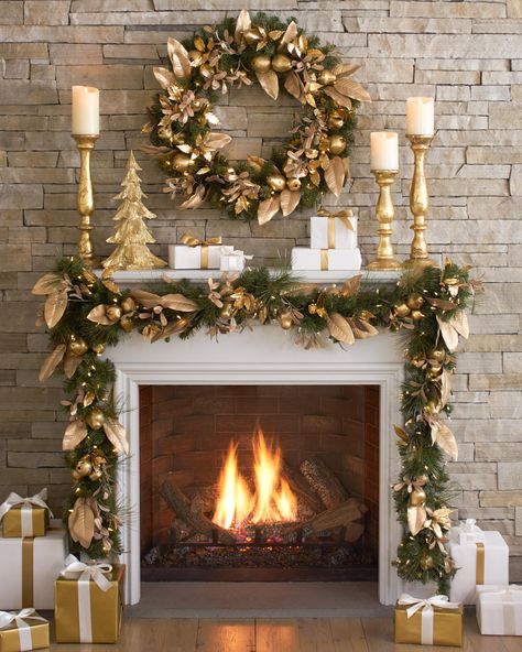 Decorate with presents - Home Decorating Trends - Homedit Fancy Christmas Mantle Decor, Golden Christmas Decorations, Christmas Decor Ideas Gold, Gold Garland Christmas, Gilded Christmas, Gold Holiday Decor, Christmas Banister, Decor Types, Diy Christmas Fireplace