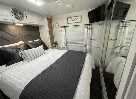 Ohhhh! Neutral Camper Interior, Trailer Renovation Ideas, Renovated Trailer, Travel Trailer Renovation, Camper Bedroom, Small Travel Trailer Remodel, Bus Decor, Small Travel Trailer, Update Furniture