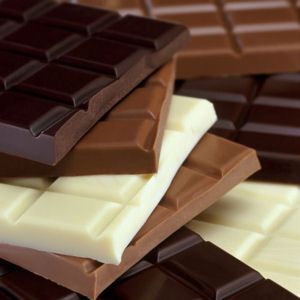 tablettes au chocolat noir, blanc et au lait Chocolat Aesthetic, Chocolate Pictures, Chocolate Heaven, Chocolate Day, I Love Chocolate, Think Food, Chocolate Bark, Candy Desserts, Theobroma Cacao