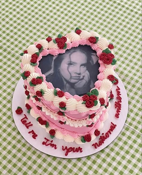 Lana Del Rey Cake, 14th Birthday Cakes, Vintage Birthday Cakes, Lana Del Rey Love, Heart Shaped Cakes, My Bday, Birthday Party 21, Pretty Birthday Cakes, Cute Birthday Cakes