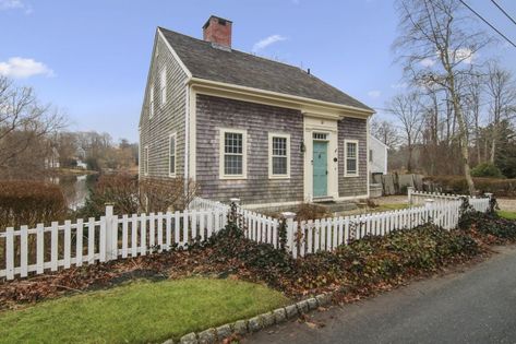 Massachusetts's Oldest House Just Sold - and it's adorable. - Linda Merrill Soul Work, Waterfront Cottage, Airbnb Rentals, Create Memories, Indoor Fireplace, Historic District, Historic Home, Summer House, Cape Cod