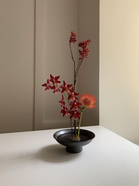 Japanese Floral Arrangements Ikebana, Flower Arrangements Japanese, Japanese Floral Arrangements, Kenzan Flower Arrangement, Ikebana Sogetsu, Modern Floral Design, Ikebana Arrangements, Ikebana Flower Arrangement, Flower Therapy