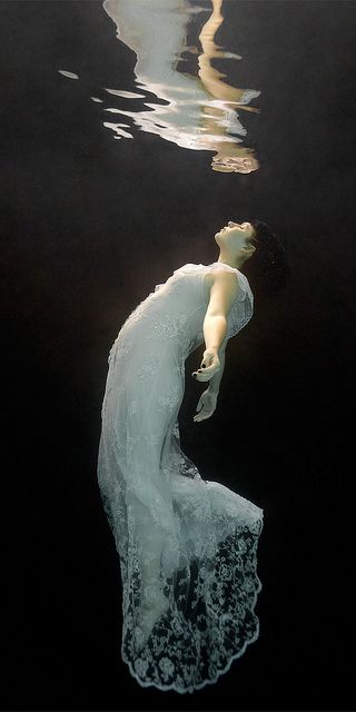 Daring Audrey... S) Woman Floating, Woman In White, Underwater Photos, Hur Man Målar, Water Photography, Foto Art, Under Water, Art And Illustration, Underwater Photography