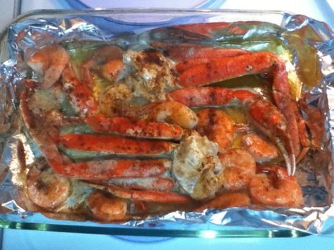 I have tried and tried again to re-create the garlic butter crab legs that taste like the crabs from my favorite crab joint-The Crab House on Pier 39 in San Francisco. I have finally done it! Boiling Crab, Cooking Crab, Crab Legs Recipe, Baked Crab, King Crab Legs, Breakfast And Brunch, Salad Pasta, Baked Garlic, King Crab