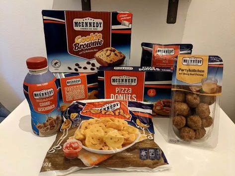 A taste test of German supermarkets’ bizarro versions of American foods Potato Face, Bacon Pizza, American Foods, Fast Food Items, Taste Test, Hot Chicken, Banana Flavored, Brownie Cookies, American Food