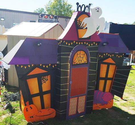 Cardboard Halloween House, Haunted House Haunted House Photo Booth, Haunted House Dramatic Play, Halloween Cardboard House, Cardboard Halloween House, Cardboard Builds, Kids Haunted House, Cardboard Haunted House, Cute Haunted House, Halloween Kita