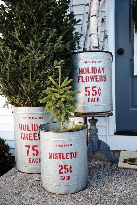 Rustic Christmas Porch - see how a small stoop gets decked out for the holidays. And see how to make this lovely Joy sign wreath too. Metal Buckets, Christmas Entryway, Christmas Front Porch, Christmas Porch Decor, Christmas Decorations Diy Outdoor, Tin Cans, Christmas Porch, Front Porch Christmas Decor, Noel Christmas