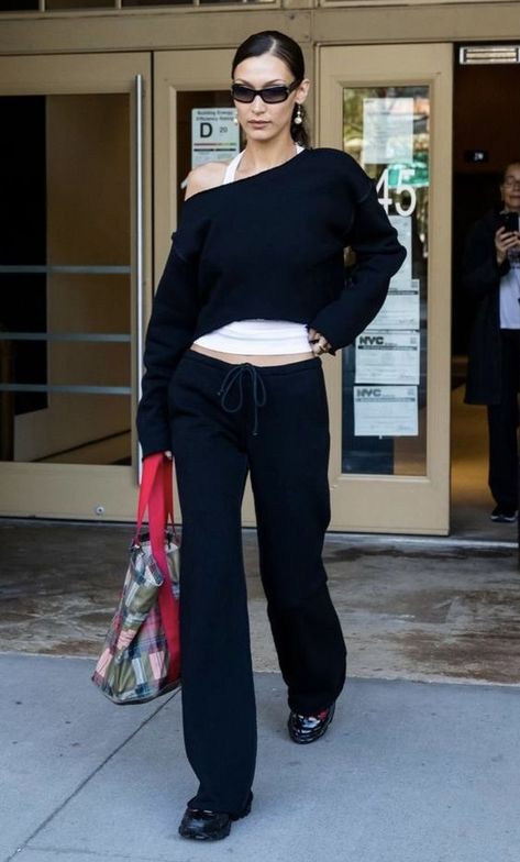 Channel Bella Hadid's sleek athleticism in our all-black sporty ensemble. Effortlessly cool, endlessly versatile. Elevate your athleisure game and conquer the day in style! 🖤💪 Bella Hadid Gym Outfit, Bella Hadid Sweatpants, Model Off Duty Sweatpants, Bella Hadid Street Style 2024, Twill Pants Women Outfit, Bella Hadid Outfits 2023, Wide Legged Sweatpants Outfit, Bella Hadid 2024, Bella Hadid Casual Outfits