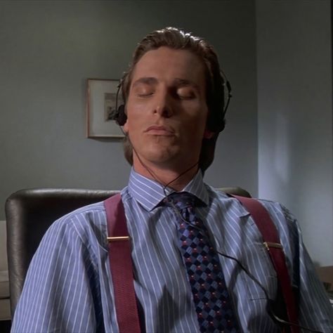 Christian Bale The Big Short, Patrick Bateman Listening To Music, Bateman Patrick, Patrick Bateman Memes, Patrick Batman, Letterboxd Icons, American Pshyco, Pat Bateman, 2000s Horror