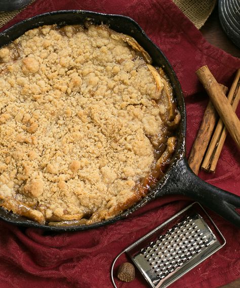 Grilled Apple Crisp Cast Iron Apple Crisp, Cookout Recipes, Green Egg Recipes, Easy Apple Crisp Recipe, Grilled Desserts, Apple Crisp Easy, Traeger Recipes, Skillet Recipes, Apple Crisp Recipes