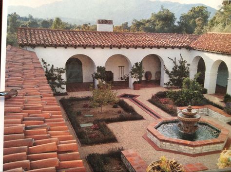 I love how open the middle is. I really like this one because the house is around it but it gives it an hacienda feel which i love. The water fountain in the middle is very appealing. Hacienda Style Homes, Spanish Style Homes, Hacienda Style, Spanish Style, Water Fountain, Water