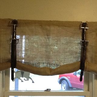 Dress up the windows using old stirrup leathers and a couple bits. :) The windows curtains in our spare bedroom look like this and this would be such a cute "horsey" touch since our spare bedroom doubles as my tack room. Dress Room Ideas, Horseshoes Crafts, Burlap Window Treatments, Room Ideas For Couples, Equine Decor, Horse Room, Dress Room, Burlap Sacks, Antique Horse