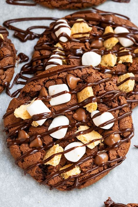 S'mores Cookies {With Cake Mix} - CakeWhiz Christmas Cookies Reindeer, Cookies With Cake Mix, Smores Cookies Recipes, Smores Cookie, Easy Smores, Homemade Ice Cream Sandwiches, Betty Crocker Cake Mix, S Mores Cookies, Smores Cake