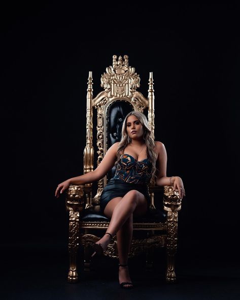 Queen vibes Model @yahirispimentel Photo @henry.juliao Throne chair, available for your next shoot Queen Throne Chair Photoshoot, Throne Chair, Queen, Black