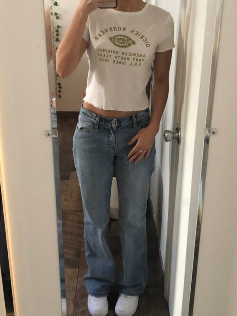 Jeans And Vintage T Shirt Outfit, Mid Waist Flare Jeans Outfit, Jeans And Shirt Aesthetic, Flare Jeans With T Shirt, Mid Jeans Outfit, Levis Low Rise Jeans, Outfits With Mid Rise Jeans, Outfit Ideas Low Rise Jeans, Styling Mid Rise Jeans