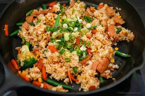 How to Make Easy Fried Rice - My Korean Kitchen Bacon Fried Rice Recipe, My Korean Kitchen, Easy Fried Rice, Fried Rice Recipe Easy, Korean Kitchen, Cooking Rice, Skillet Dinners, How To Cook Rice, Fried Rice Recipe