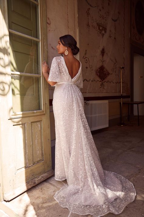 Plus Size Bridal Gown With Sleeves, Split Wedding Dress Plus Size, Curvy Gown Dress, Plus Size Boho Dress Wedding, Curvy Body Wedding Dress, Wrapped Wedding Dress, Wedding Dress Curves Plus Size, Bridesmaid Dresses Curvy Plus Size, Billow Sleeves Wedding Dress