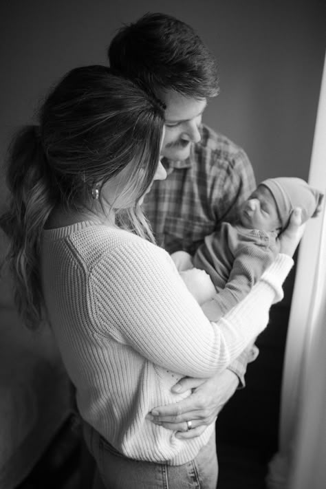 Newborn Family Hand Pictures, 2 Month Family Photos, Newborn Family Photos Casual, Couple Newborn Photography, Infant Family Pictures At Home, New Family Photoshoot At Home, Family Of 3 Newborn Pictures, Newborn Casual Photos, Newborn Photo With Parents