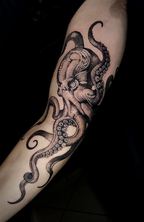 Tatuagem de polvo, mar, tatuagem marinha Octopus Tattoos Wrap Around Arm, Octopus Arm Tattoo, Ocean Life Tattoos, Calf Tattoo Ideas, Octopus Tattoo Sleeve, Kraken Tattoo, 22 Tattoo, Roman Tattoo, Tattoo Catalog