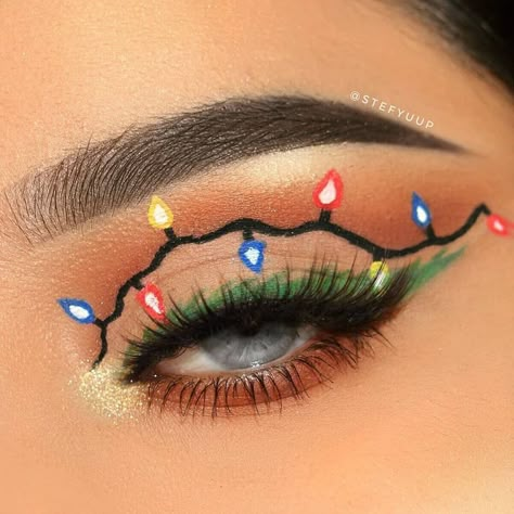 Makeup Looks For Christmas Party, Christmas Make Up Looks Holiday Makeup, Festive Makeup Christmas, Christmas Eye Makeup Ideas Simple, Casual Christmas Makeup Looks, Santa Elf Makeup, Cute Christmas Eyeshadow Looks, Alternative Christmas Makeup, Christmas Elf Makeup Looks Easy