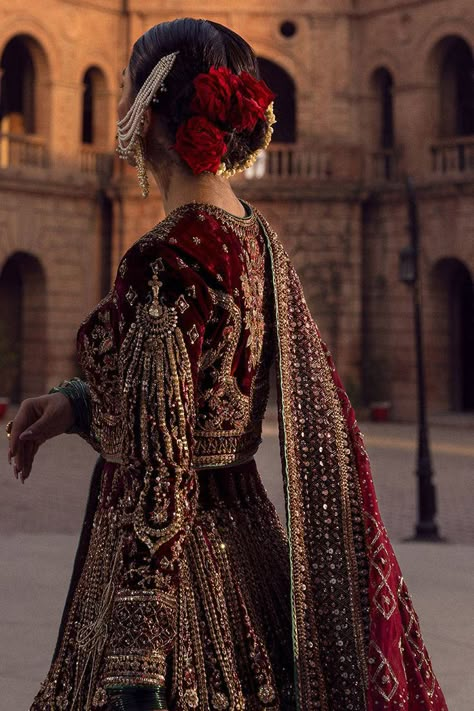 Red Velvet Lehenga, Lehenga Choli Pakistani, Velvet Lehenga Choli, Wedding Dresses Pakistani, Pakistani Bridal Dress, Velvet Lehenga, Desi Wedding Dresses, Asian Bridal Dresses, Desi Bride