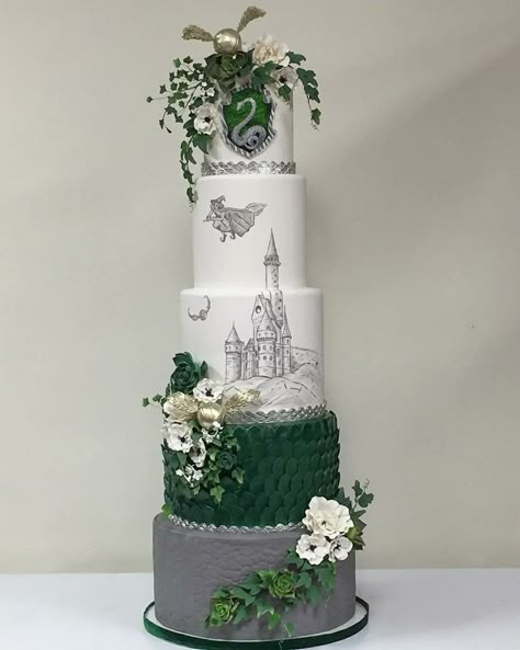 Slytherin Wedding Cake, Harry Potter Wedding Dress, Slytherin Wedding, Wedding Cake Forest, Emerald Green Wedding Theme, Extreme Cakes, Wedding Cake Art, Dark Green Wedding, Harry Potter Birthday Cake