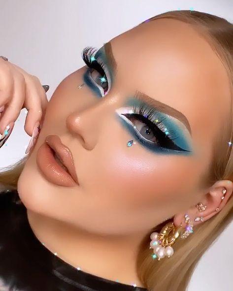 NikkieTutorials on Instagram: “hello guys, it’s me.. Nikkie Couleé, hello! ✨ VIDEO UP ON MY CHANNEL 🖤 who are you rooting for tonight? @rupaulsdragrace #allstars” Nikki Tutorials Makeup, Nikki La Rose Makeup, Nikkie Tutorials Makeup, Nikki Makeup Instagram, Blue Drag Makeup Looks, Nikkie Tutorial, Pink Drag Eye Makeup, Art Watch, Creative Eye