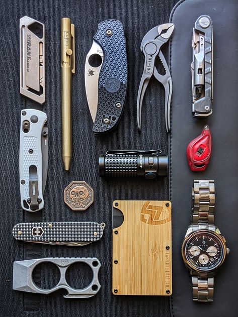 Edc Tools Gadgets, Everyday Carry Essentials Men, Gadget Gifts For Men, Everyday Carry Essentials, Men Essentials, Everyday Carry Tools, Edc Essentials, Leather Macbook Case, Everyday Carry Bag