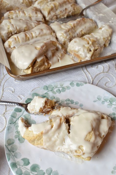 Cinnamon Roll Scones, Scone Dough, Tea Business, Scones Recipe Easy, Homemade Scones, Scones Recipe, Breakfast Sweets, Sweet Breads, Quick Breads