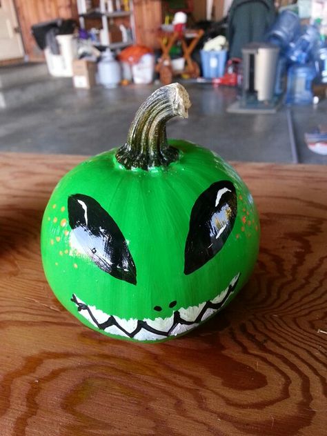 Painted alien pumpkin 2 Alien Pumpkin Painting, Alien Pumpkin, Pumkin Ideas, Alien Birthday, Decorating Pumpkins, Alien Party, Alien Halloween, Creepy Pumpkin, Pumpkin Painting Ideas