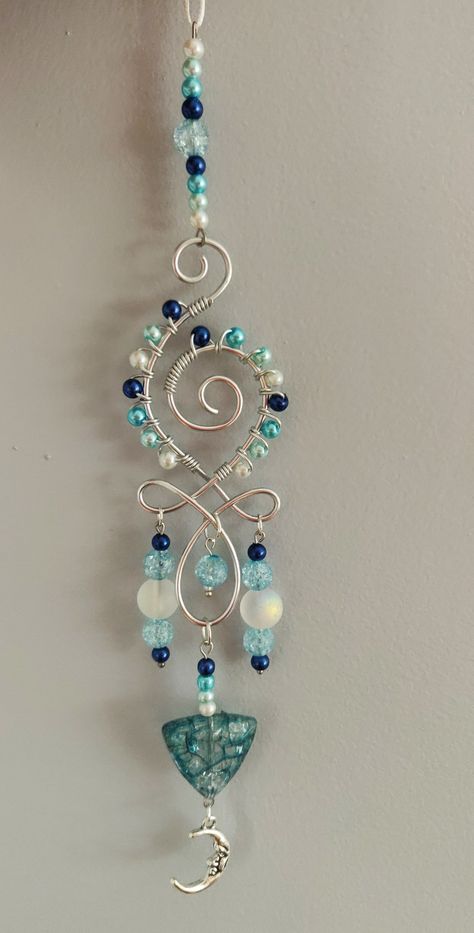 Wire And Bead Suncatchers, Copper Wire Crafts Garden Art, Beads And Wire Sun Catcher Diy, Bead And Wire Suncatchers Diy, Wire Wrapped Suncatcher, Sun Catchers Diy How To Make, Beads And Wire Sun Catcher, Wire And Bead Crafts, Wire Crafts Easy