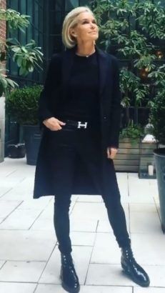 Woman In Black, 60 Fashion, Cooler Look, Looks Black, 가을 패션, Fashion Over 50, 50 Fashion, Mode Inspiration, Fashion Advice