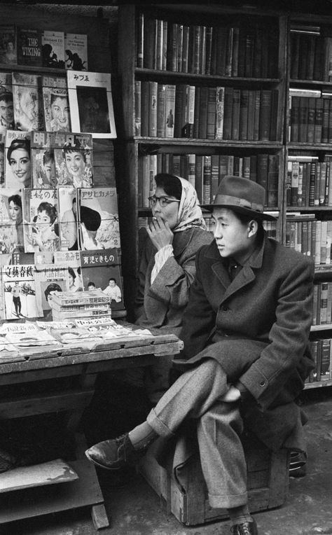 'After the War' - Stunning Photos of South Korea 1956-1963 by Han Youngsoo - Flashbak Herbert List, Korean History, Vintage Italy, Modern Photography, Korean Art, Magnum Photos, Life Pictures, Bw Photo, Black And White Photographs