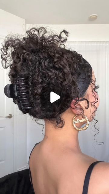 LeeSondra Berovides✨ on Instagram: "Curly Hair Tutorial With Claw Clip ✨ 

#curlyhair #curlyhairstyles #curlyhairtutorial #hairtransformation #hairtutorial" Claw Clip Curly Hairstyles, Curly Hairstyles Claw Clip, Claw Clip Curly Hair, Claw Clip Hairstyles Curly Hair, 2023 Curly Hair, Curly Hair Claw Clip, Curly Hair Tutorial, Beach Hairstyles Medium, Pool Hairstyle Ideas