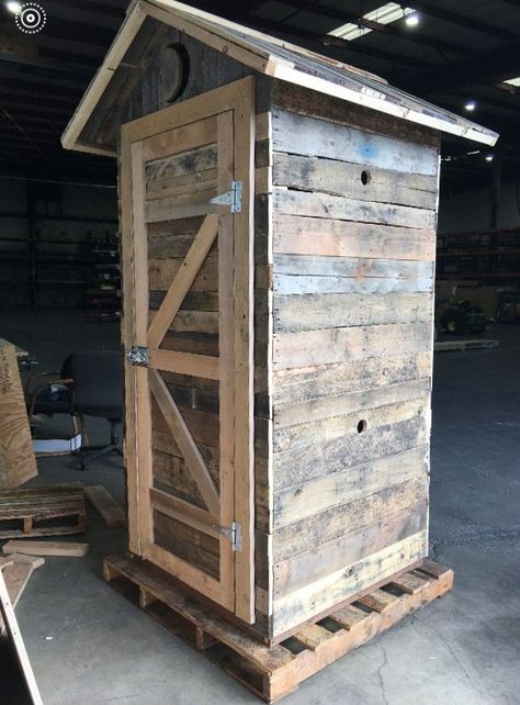 Cool Outhouse Ideas, Pallet Outhouse Diy, Pallet Outhouse, Diy Outhouse Plans, Pallet Toilet, Out House Ideas, Outhouse Diy, Cute Outhouse, Diy Outhouse