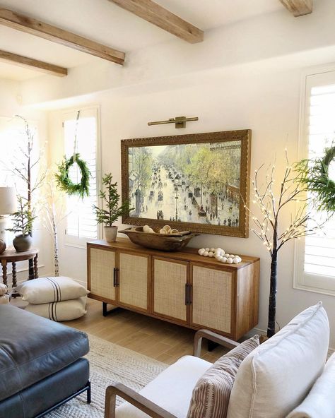 Liz Roth| DesertDecor on Instagram: “✨SAMSUNG TV GIVEAWAY✨ . Have a holly jolly Christmas with a new 50 inch SAMSUNG Frame TV, and custom frame from @decotvframes!🙌🏼 can you…” Room Routine, Frame Tv Gallery Wall, Lux Apartment, Tv Gallery Wall, Millennial Decor, Deco Tv, Fancy Curtains, Tv Frames, Samsung The Frame Tv