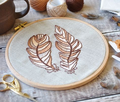 Looking for feather sewing ideas? Download this free embroidery pattern to hand sew your own unique hoop art. The feather pattern can be sewn however you wish; lovely creative art inspiration. #feather #embroidery #sewingpattern Embroidery Feathers Pattern, Feather Embroidery Design Patterns, Feather Embroidery Design, Feathers Pattern, Sewing Challenge, Feather Embroidery, Feather Pattern, Embroidery Patterns Free, Embroidery Hoop Art