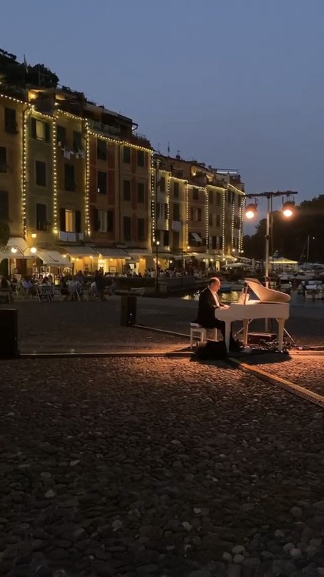 Piano Player Aesthetic, Beach In Italy, Piano Aesthetic, Dream Music, Piano Player, Aesthetic Life, Music Aesthetic, Violinist, Painting Class