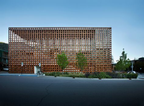 Idea 1955422: Aspen Art Museum Commons by Bluegreen in Aspen, United States Aspen Art Museum, Aspen Art, Urban Furniture, Public Spaces, Public Space, Landscape Architecture, Aspen, Art Museum, Skyscraper