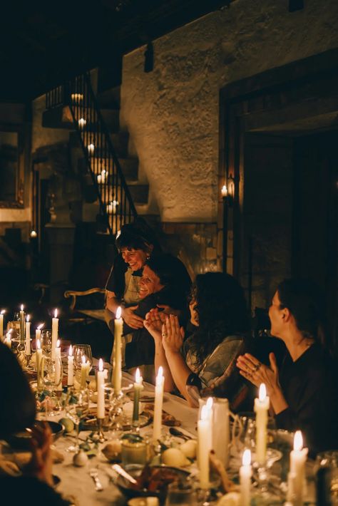 Extravagant Dinner Party, Film Dinner Party, The Art Of Gathering, Dark Dinner Party Aesthetic, New York Dinner Party, Victorian Dinner Party, Moody Dinner Party, Apartment Dinner Party, Dinner Party Photos